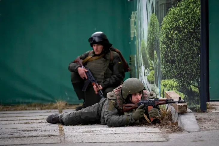 Danai Tentara Melawan...