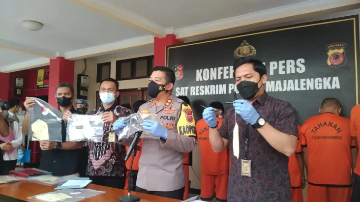 Ayah Pergoki Putrinya...