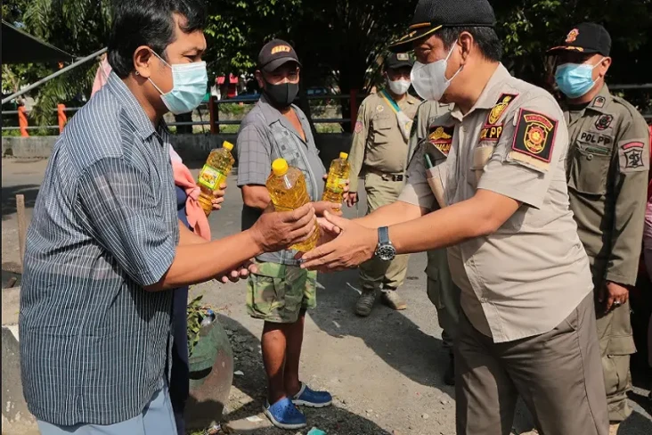 Satpol PP Surabaya Bagikan...
