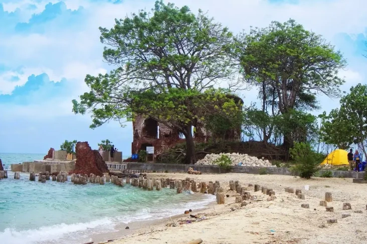 5 Pulau Angker di Indonesia,...