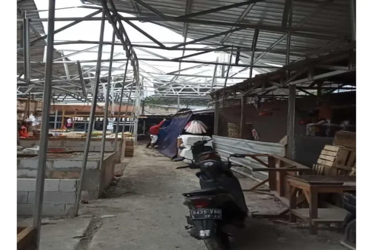 Angin Kencang Porak-porandakan...