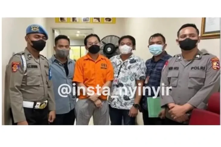Potret Indra Kenz Pakai...