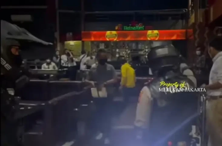 Polisi Bubarkan Pesta...