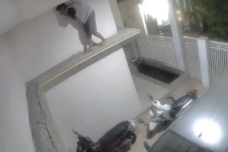 Viral Aksi Maling Mengendap-endap...
