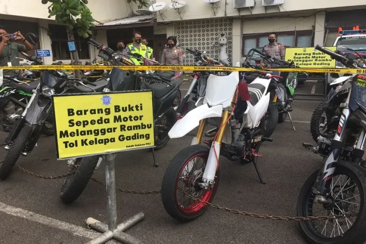 Polisi Tahan 21 Supermoto...