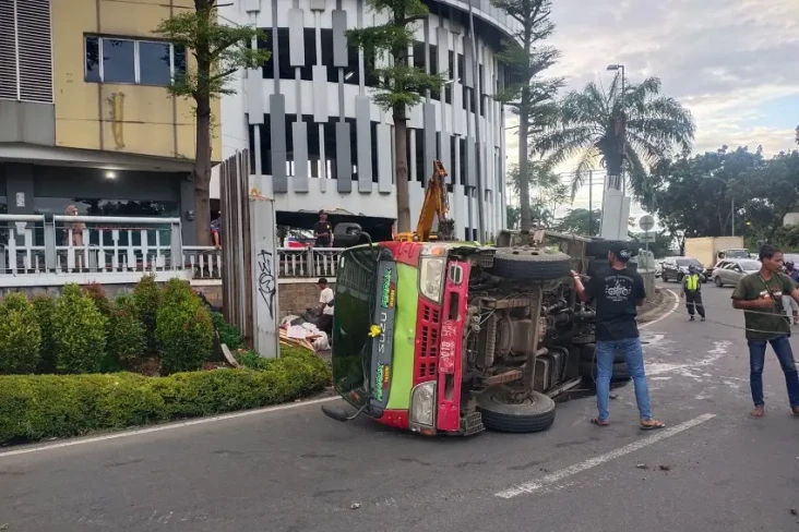 Hindari Pemotor Ugal-ugalan,...