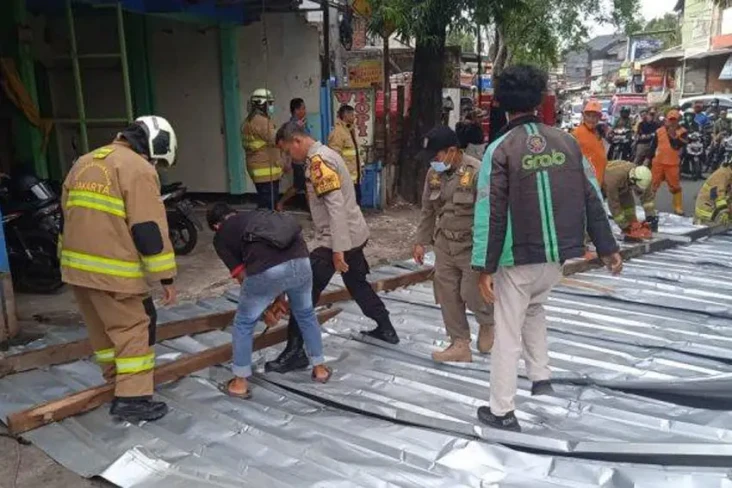 Diterjang Angin Kencang,...