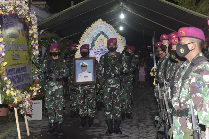 Pengangkat Jenazah Pahlawan...