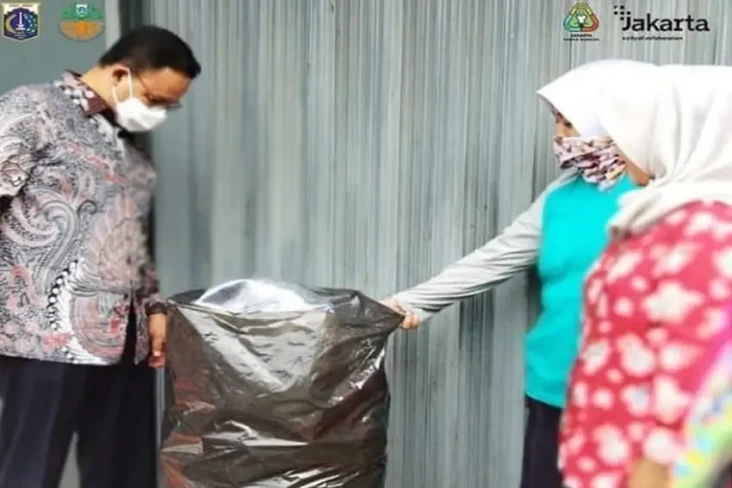 Kenakan Batik, Anies...