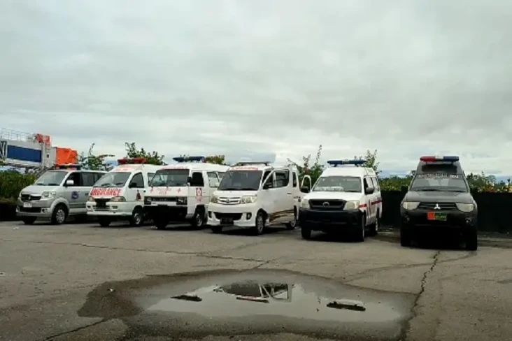 Mengharukan, 8 Ambulans...