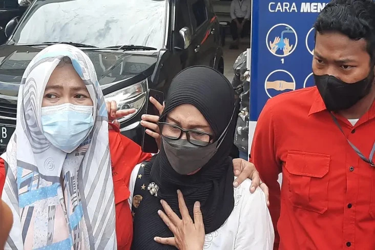 Ibu Adam Deni Datangi...