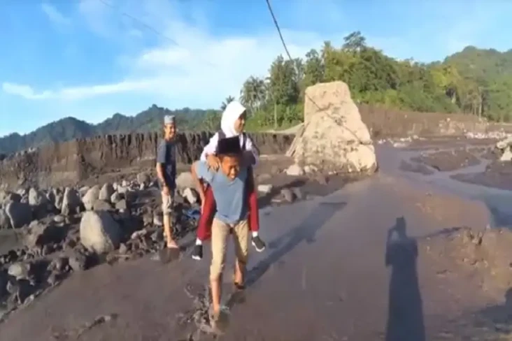 Demi Sekolah, Para Orang...