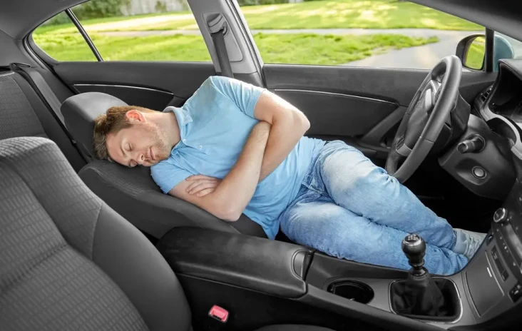 Tidur di Dalam Mobil...