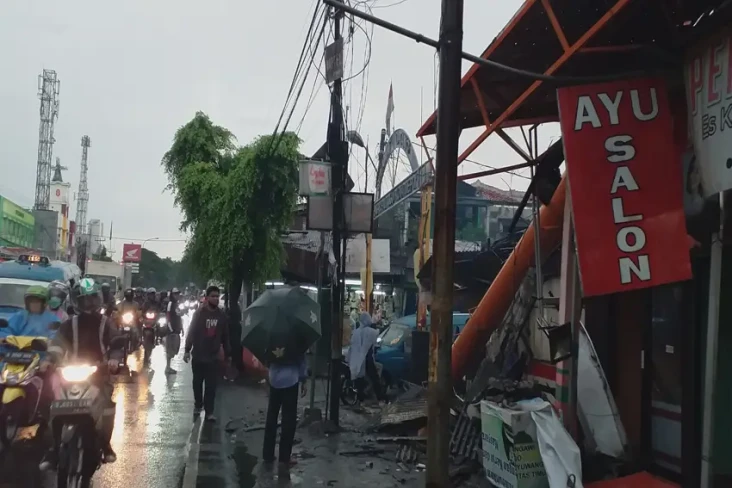 Hujan Disertai Angin...