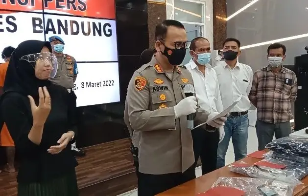 Wanita Cantik Bertato...
