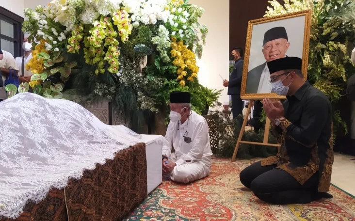Melayat ke Rumah Duka,...