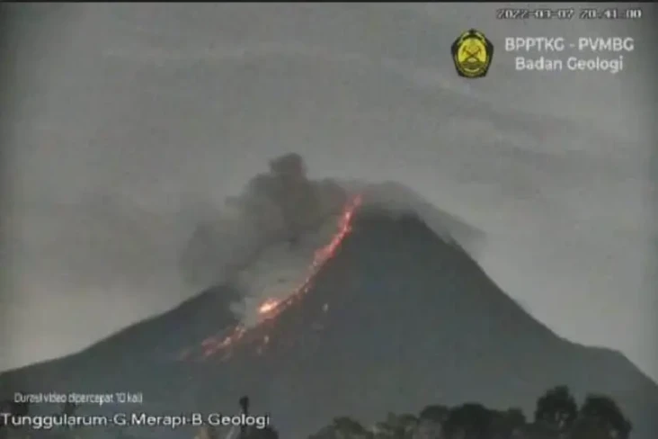Malam Ini Merapi Bergolak,...