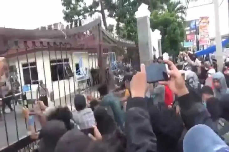 Ricuh Demo Tolak Tambang...