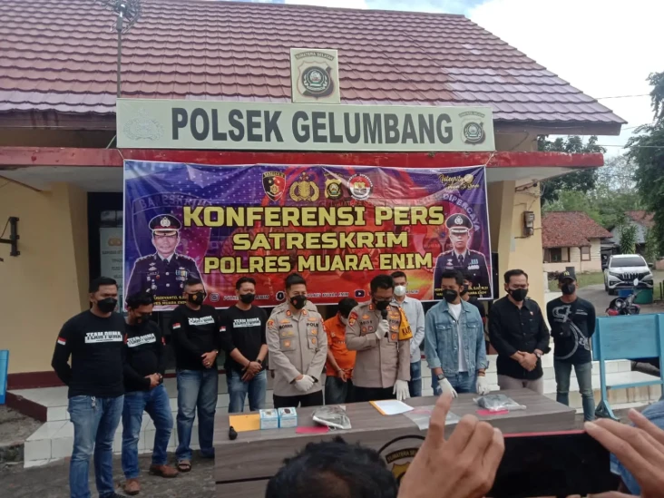 Rebutan Janda, Pria...