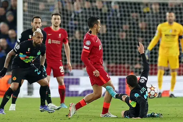 Dzeko Diparkir Lawan...