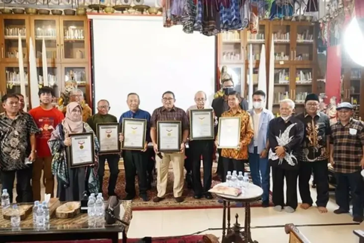 Fadli Zon Terima 6 Rekor...