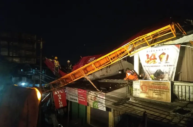 Diterjang Angin Kencang,...