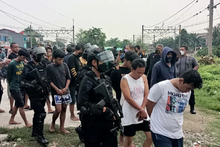 Gerebek Kampung Bahari,...