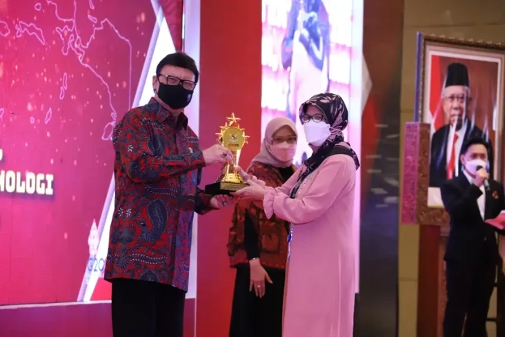 Mendikbudristek Raih...