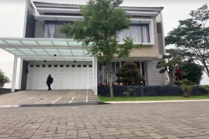 Penampakan Rumah dan...