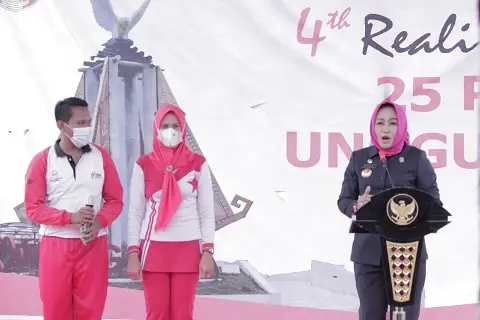 Bupati Winarti Salurkan...
