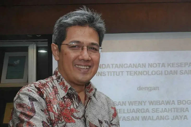 Profil Dhony Rahajoe,...