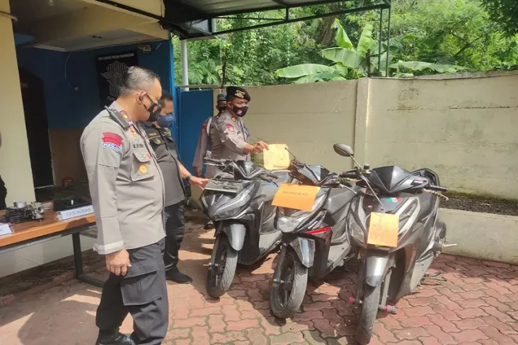 Polisi Kembalikan Motor...