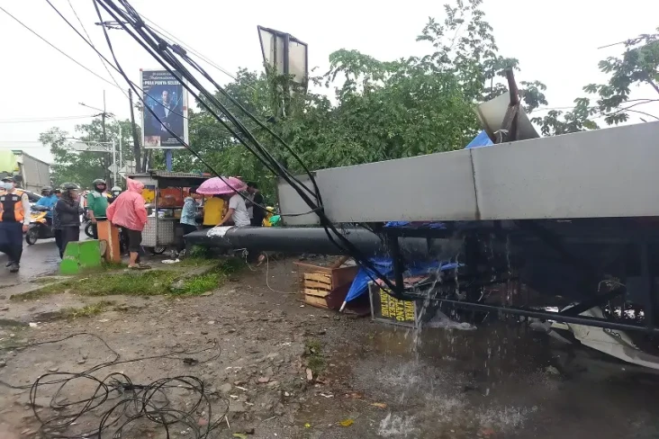 Hujan Angin Robohkan...