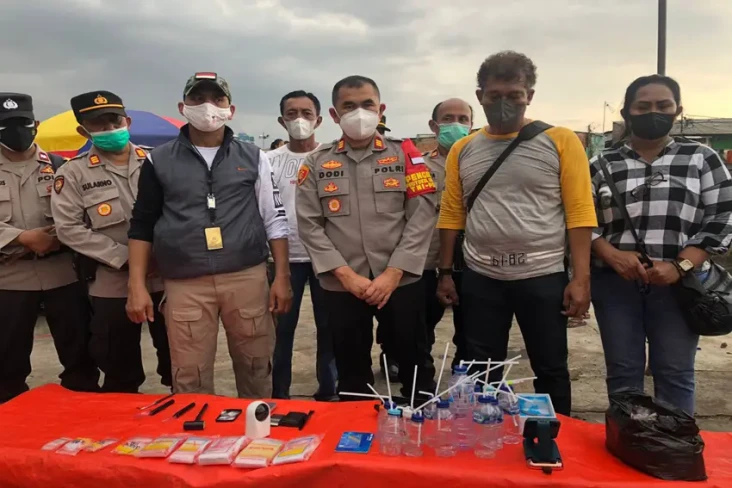 Polisi Gerebek Kampung...