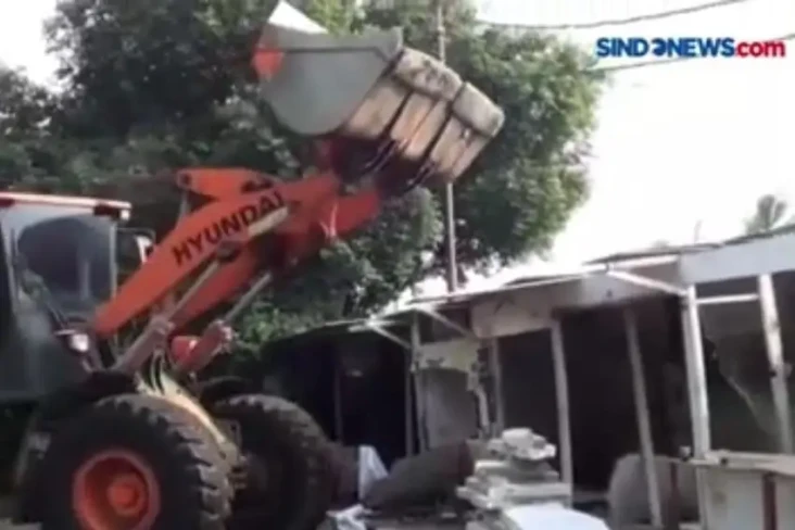 Puluhan Bangunan di...