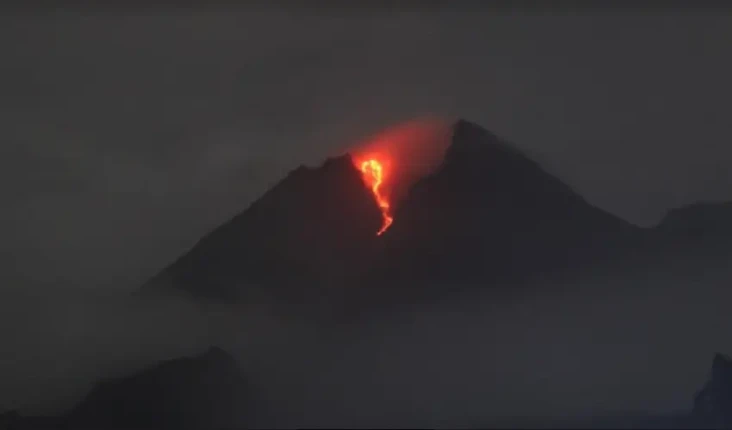 Gunung Merapi Bergolak,...