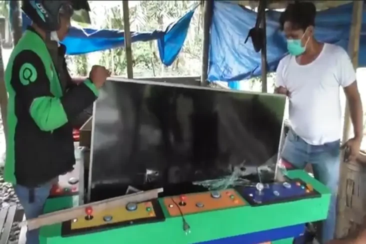 Gerebek Kampung Narkoba,...