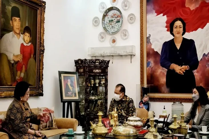 Megawati Terima Lifetime...