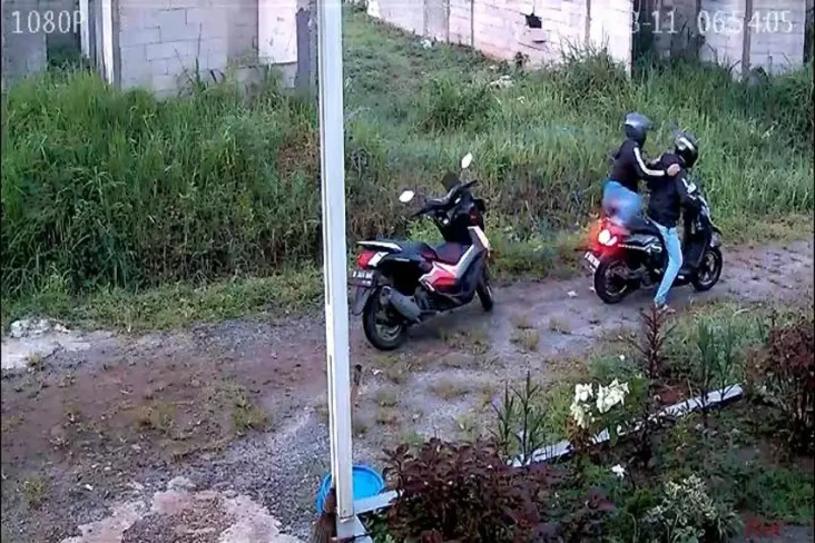 Penampakan Pencuri Tinggalkan...