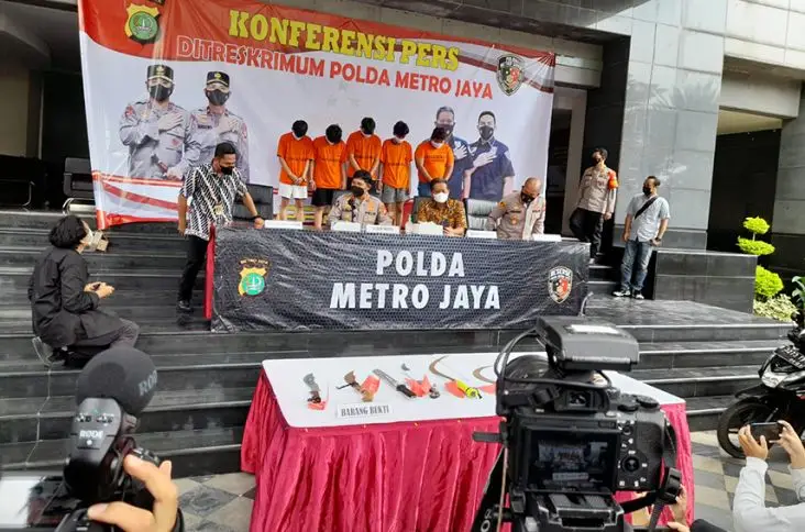 Polisi Gulung 7 Anggota...