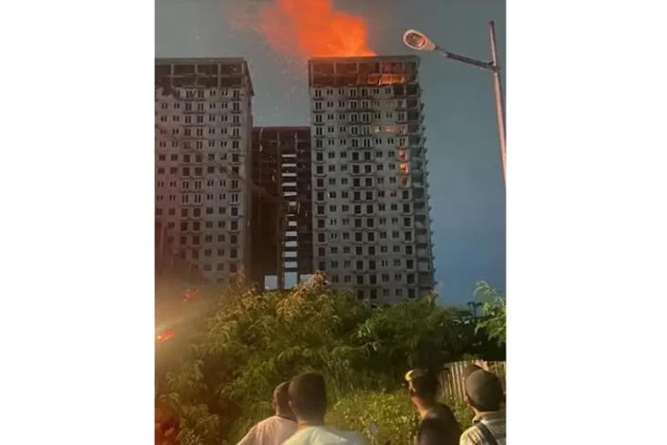 Gedung Pencakar Langit...