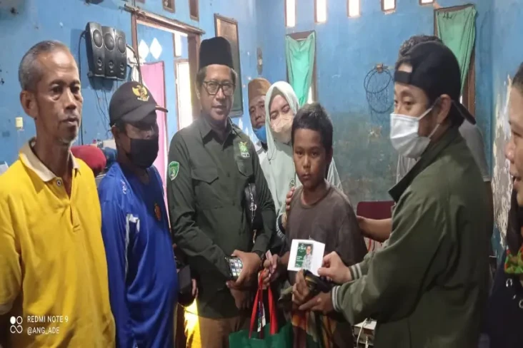 PKB Bekasi Gelar Khitanan...
