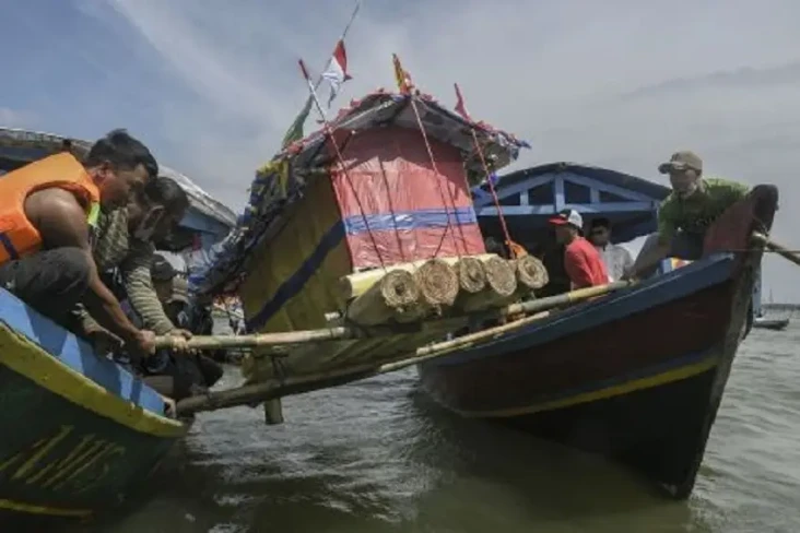 Kapal KM Sumber Daya...