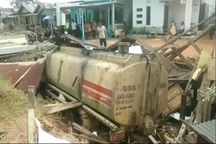 Truk Tangki Pengangkut...
