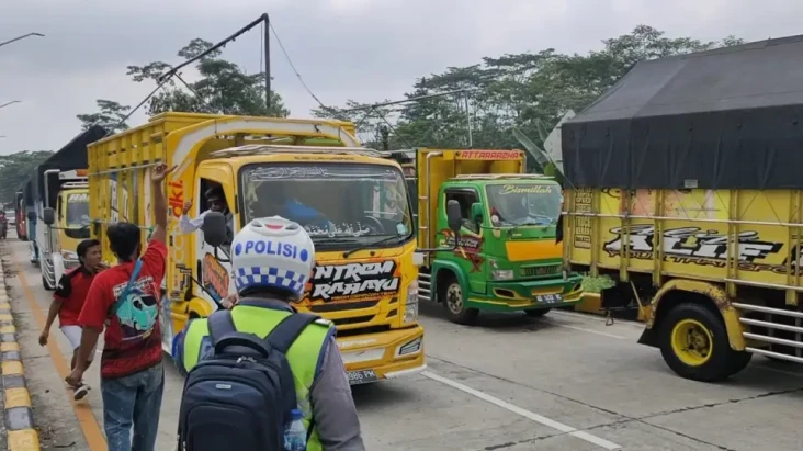 Bikin Macet Panjang,...