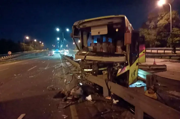 Pecah Ban, Bus Tabrak...