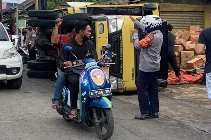Truk Bermuatan Minyak...