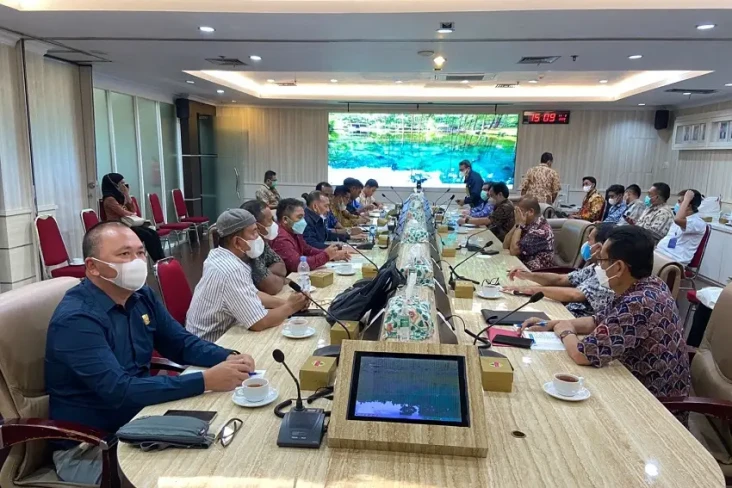 Datangi Kantor KKP,...