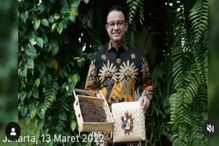 Anies Bawa Tanah dari...
