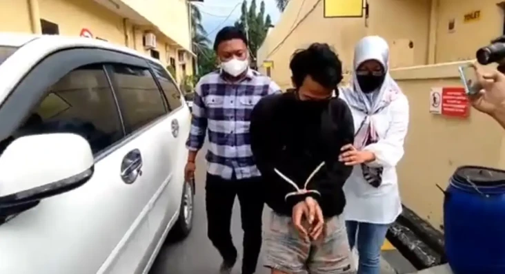 Anak Perempuan di Bawah...